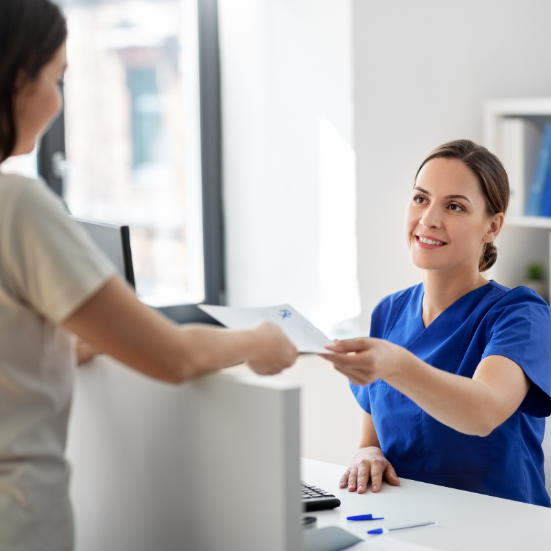 paciente recibiendo receta medica